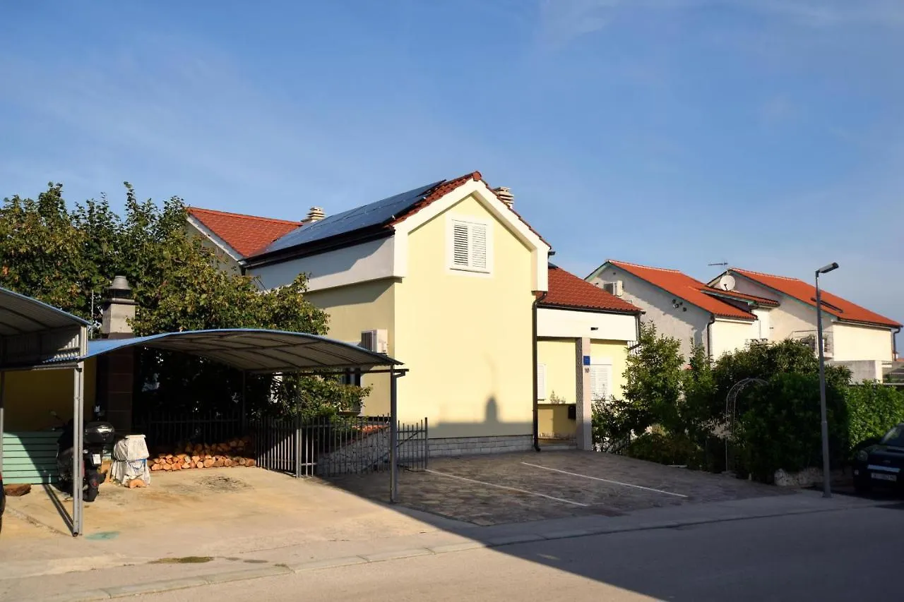 Apartments Angie Njivice