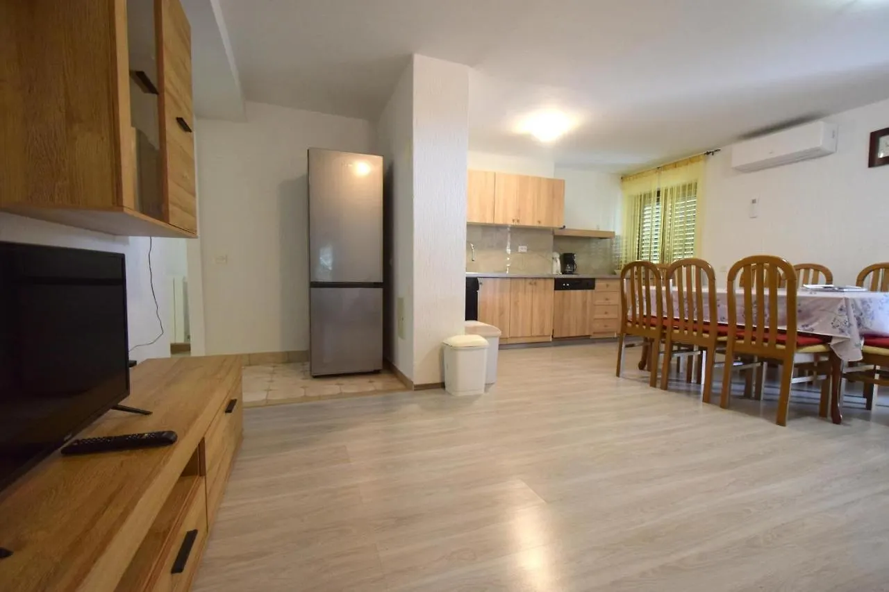 Apartments Angie Njivice 0*,